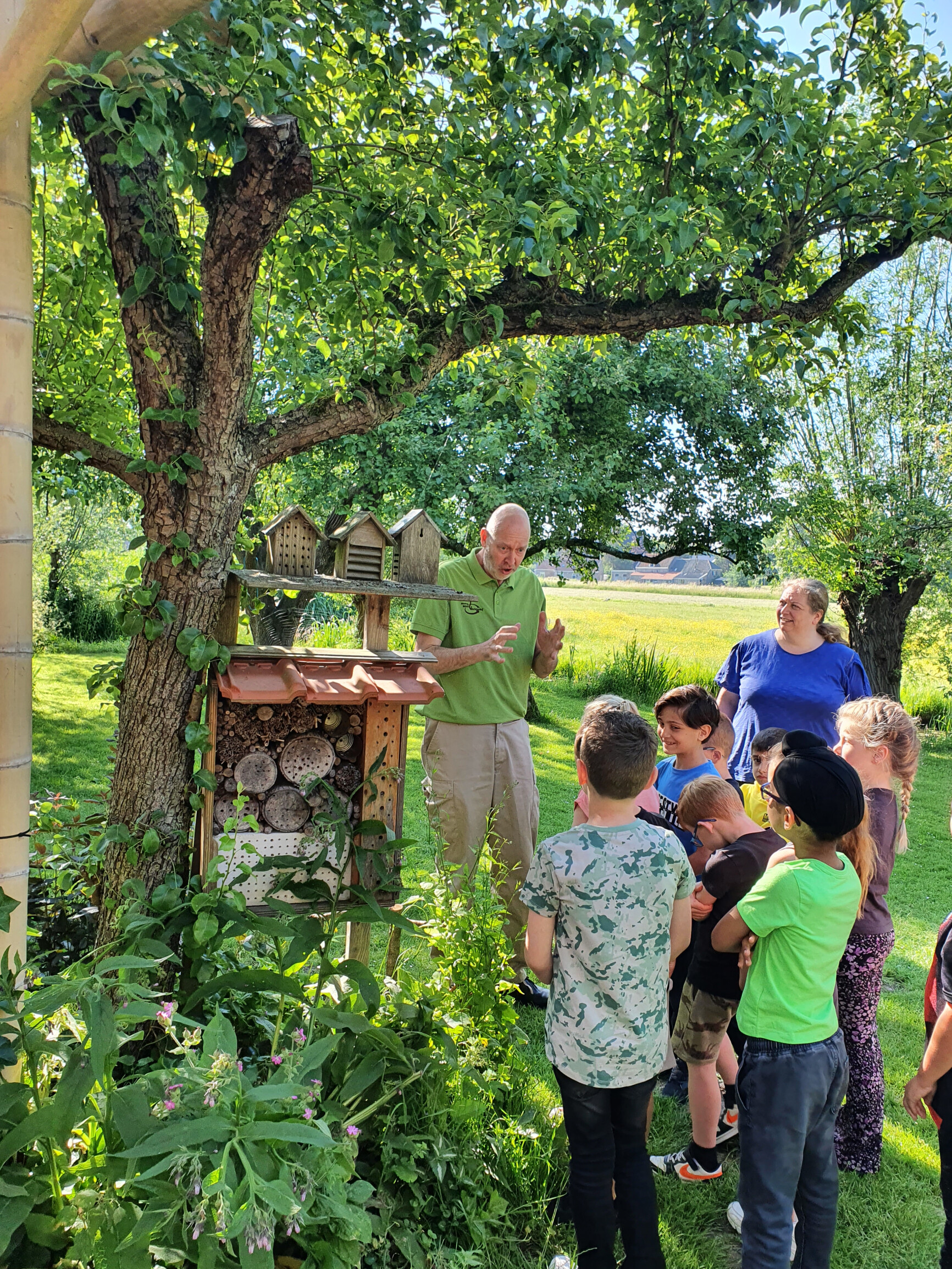 Vrijwilliger met passie voor de natuur die kinderen wilt rondleiden