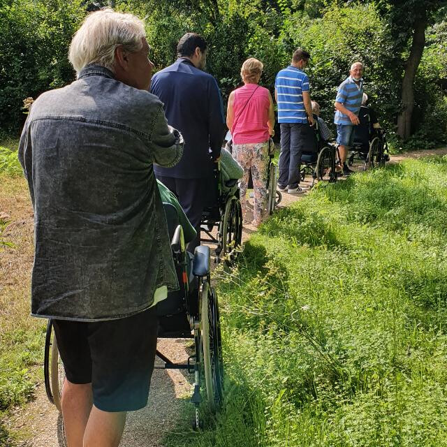 Vrijwilliger voor wandelclub voor rolstoelers