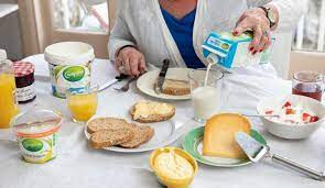 Helpen bij het ontbijt op de huiskamer