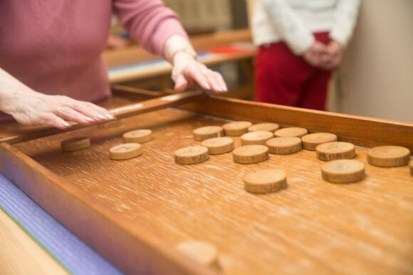 Een bordspel en praatje met mevrouw (Buddyzorg)