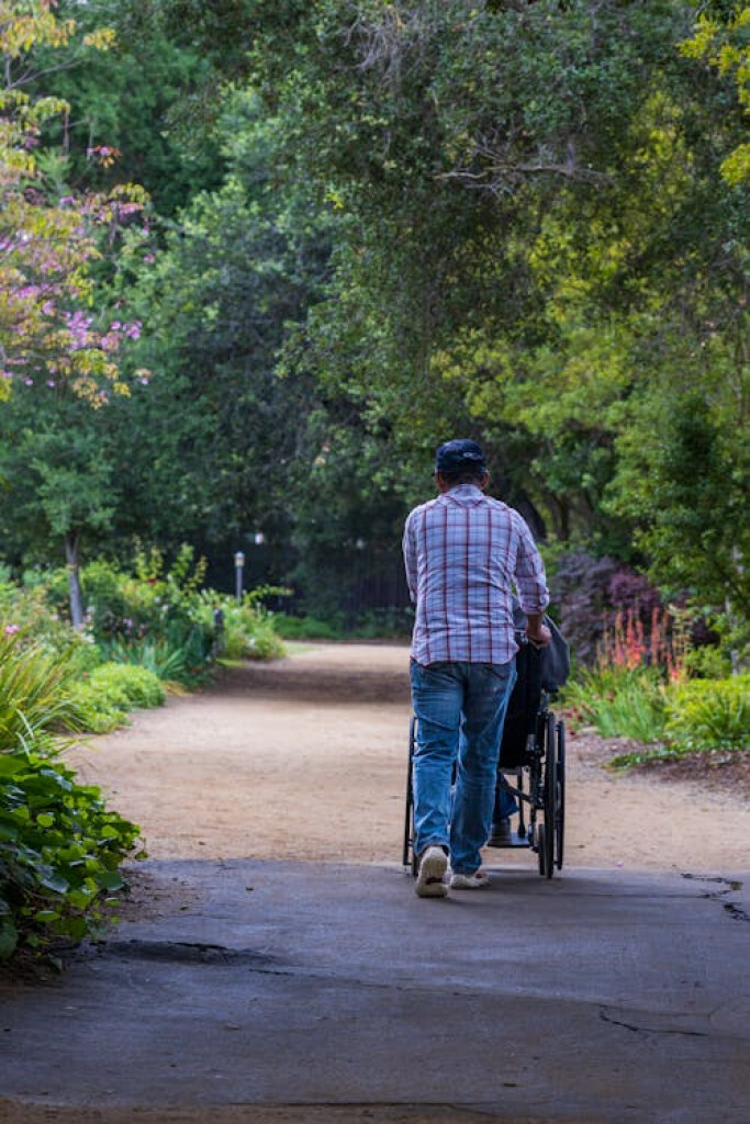 Wandel met een oudere in een rolstoel