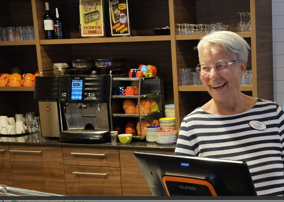 Vrijwilliger in de koffiecorner