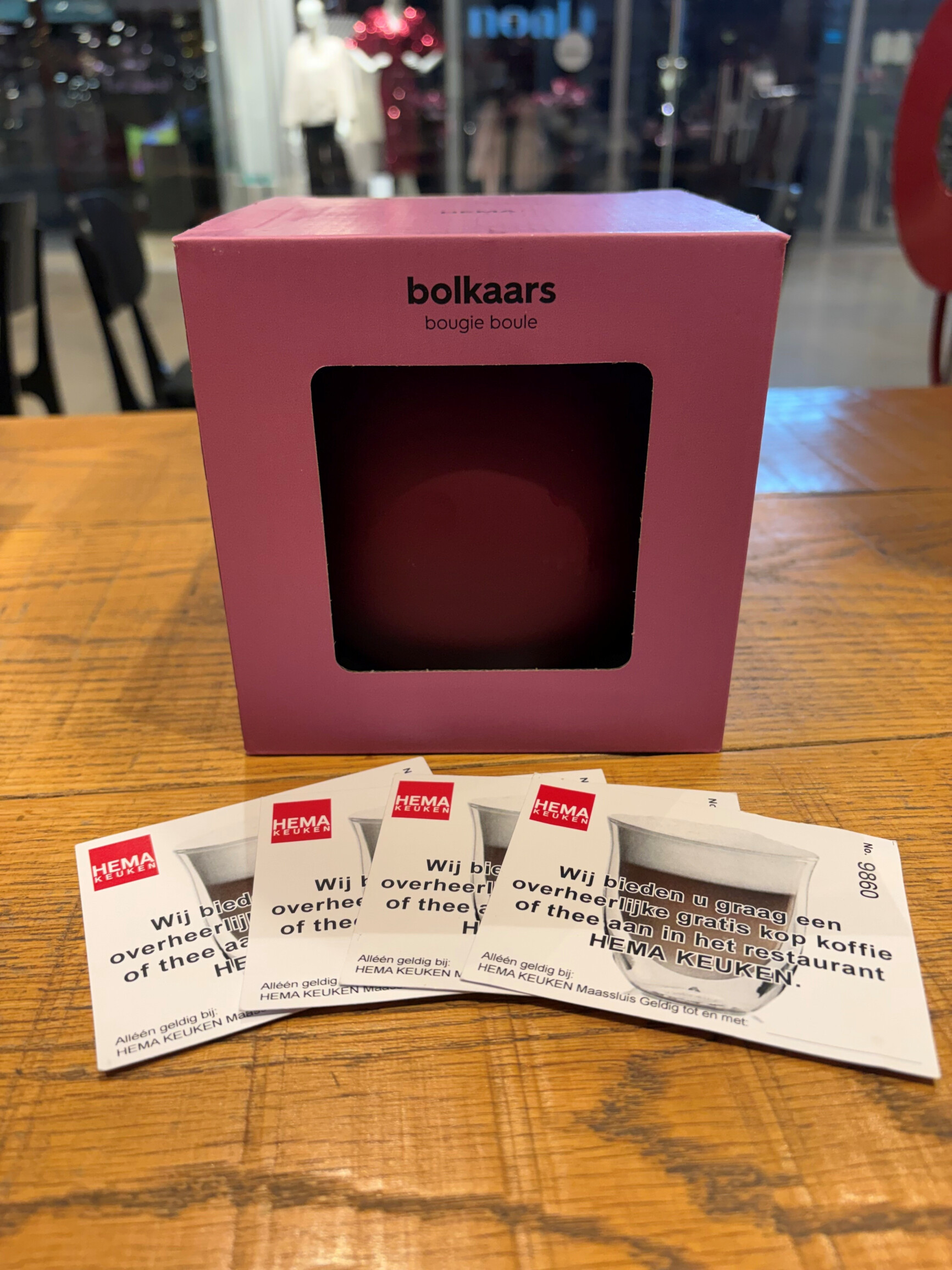 Bolkaars 110 branduren ivoor, roze, aubergine of groen 🕯️en 4 koffiebonnen te besteden in ons restaurant.