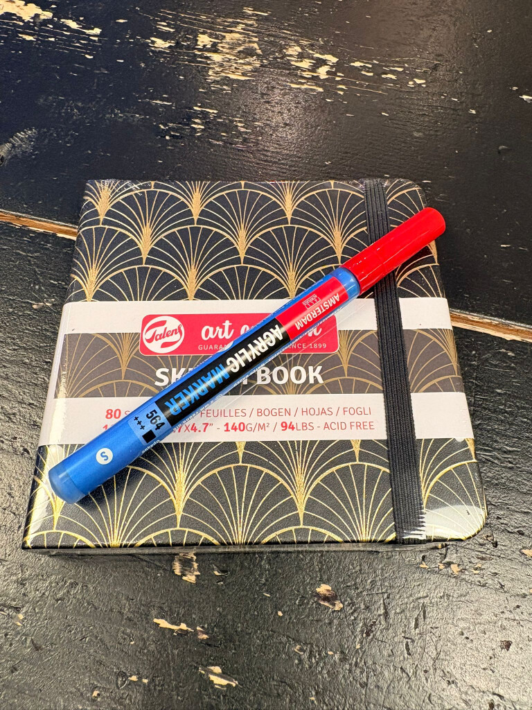 Een schetsboekje met een marker stift van Talens