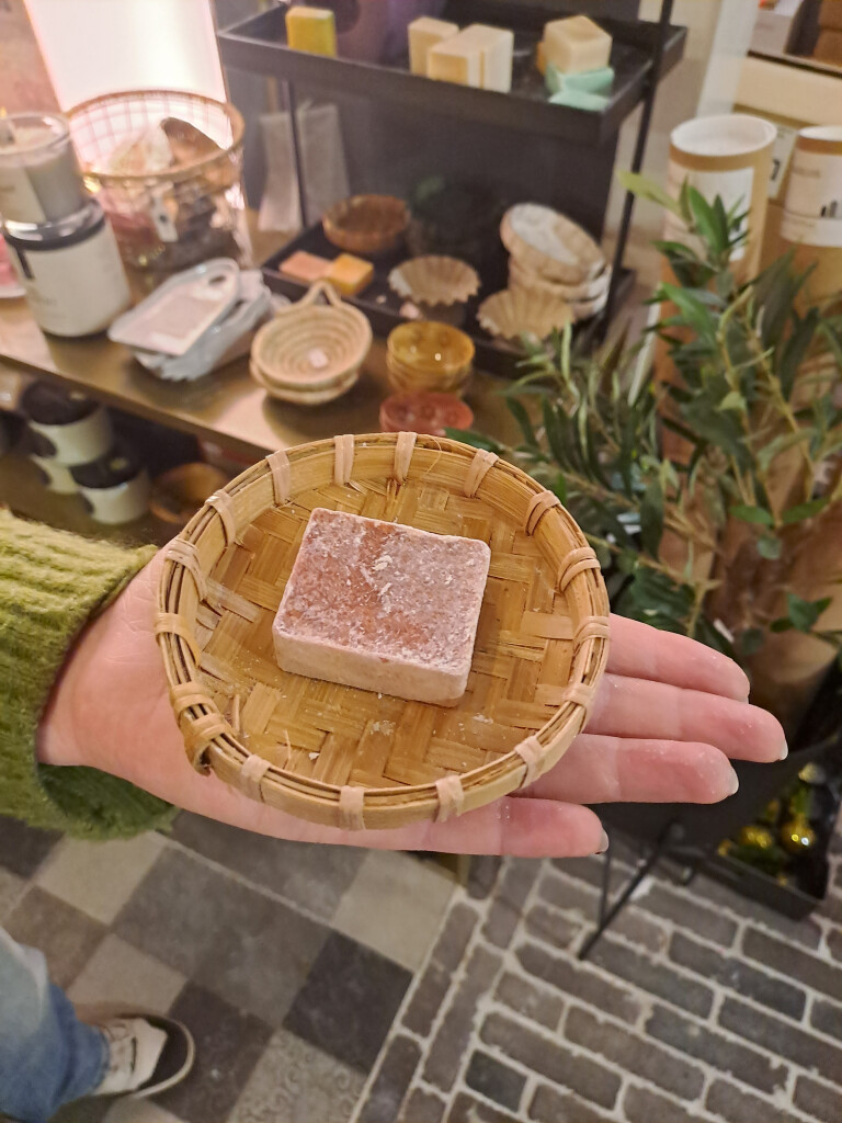 Bamboo schaaltje met daarin een heerlijk geurkaarsje 👃🏽