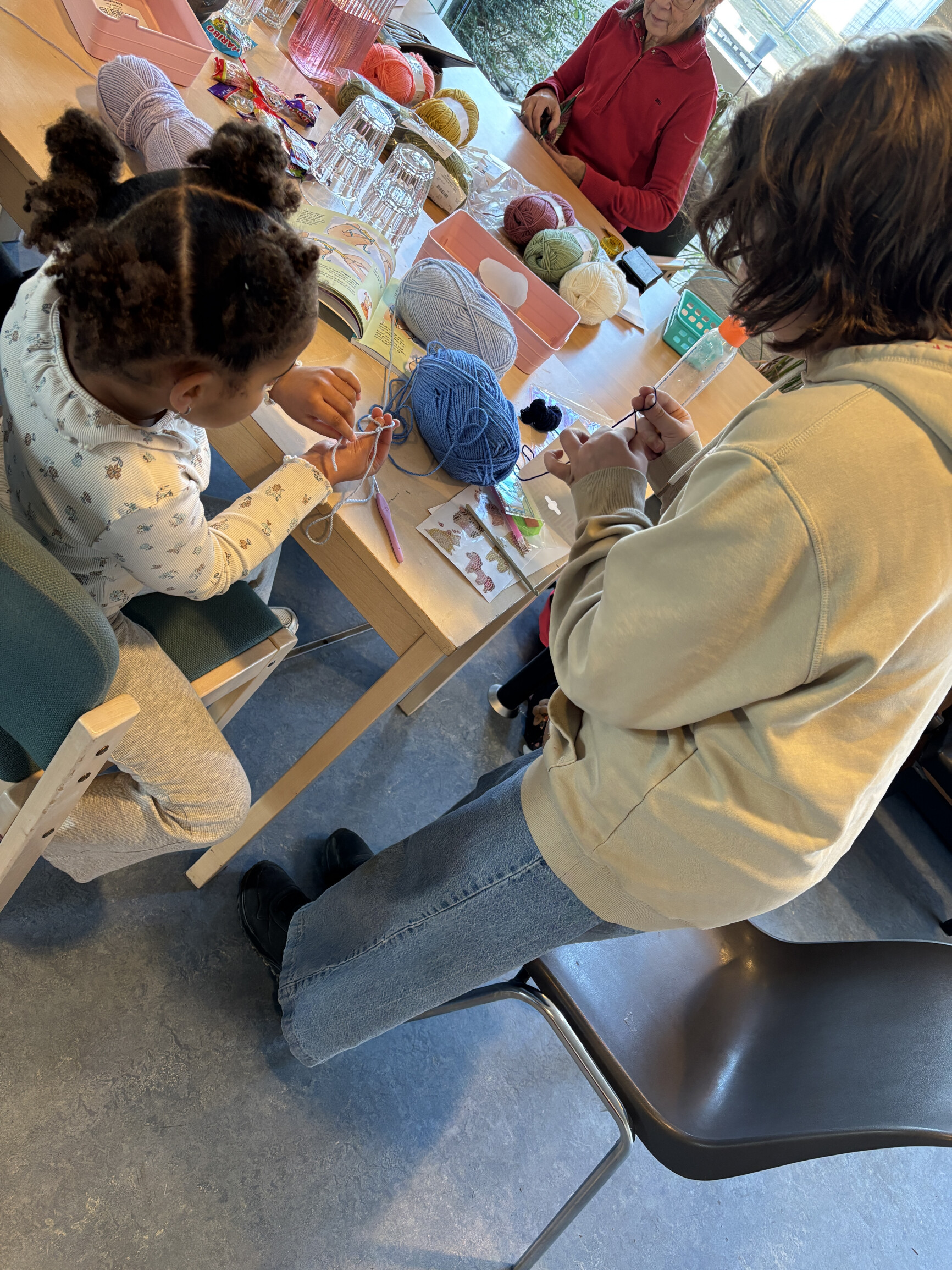 Begeleider breien en haken met jongeren 