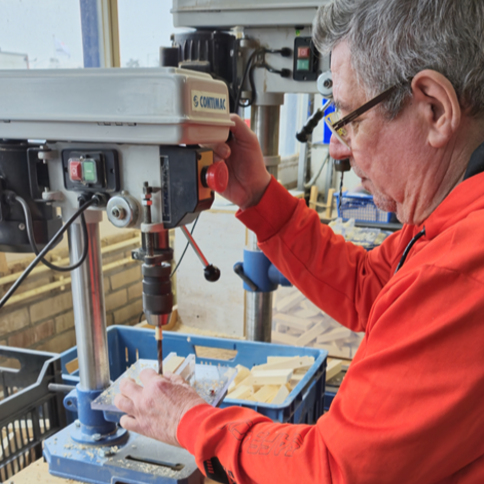 Geduldige houtvrijwilliger