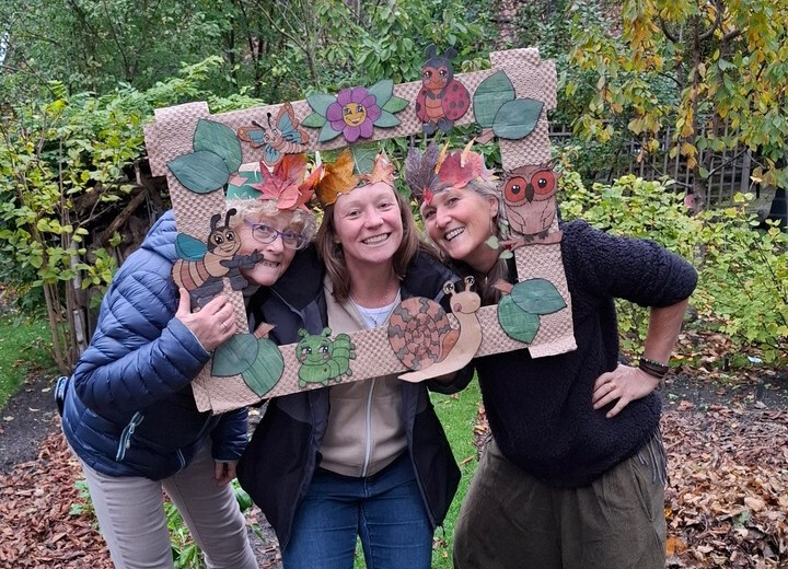 Begeleiding kinderen tijdens speelse natuur educatieve activiteiten.