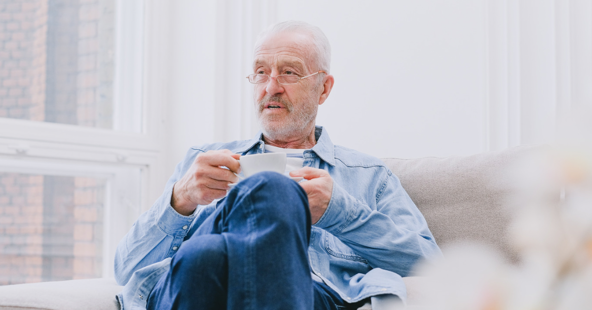 Schat van een man zoekt een luisterend oor en afleiding