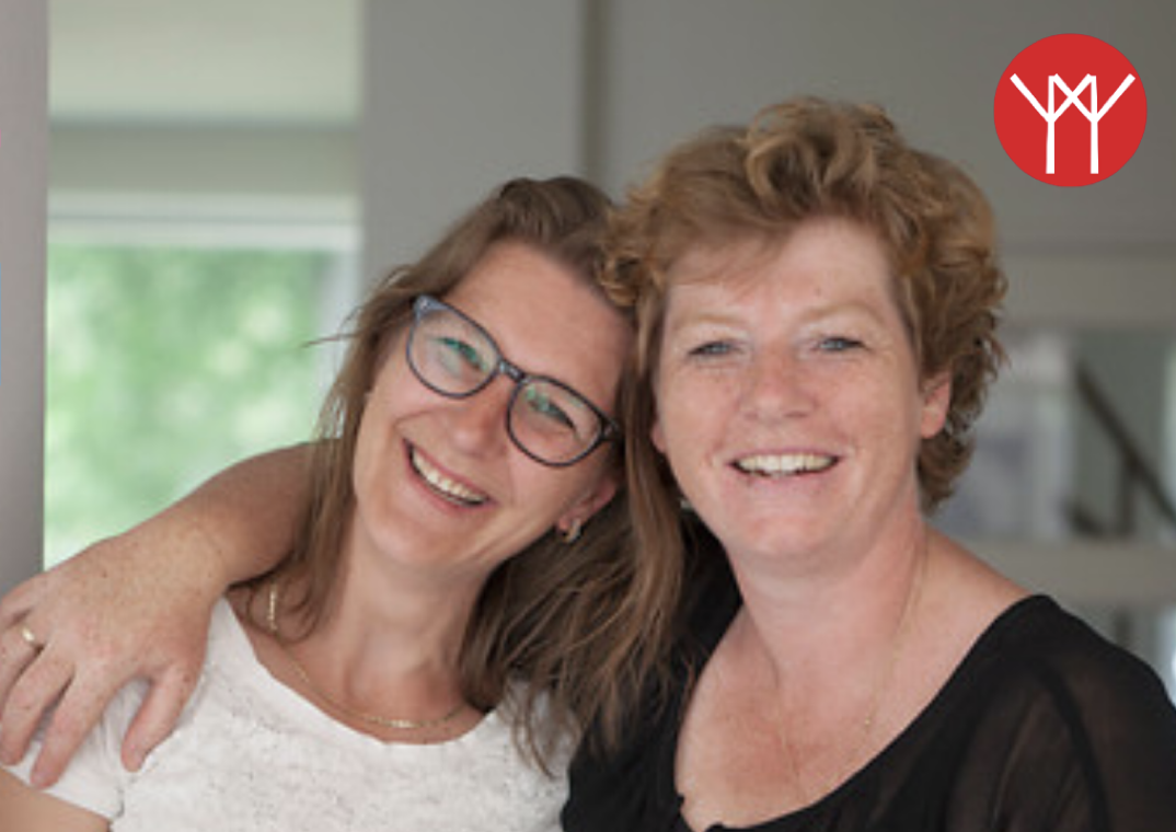 Jonge moeder van een peuter wilt graag een kop thee met je drinken